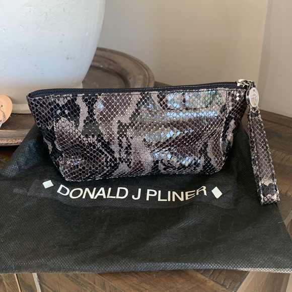 Donald J Pliner snake skin wristlet. - Picture 4 of 15